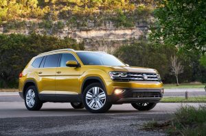 2018 Volkswagen Atlas front three quarter 06