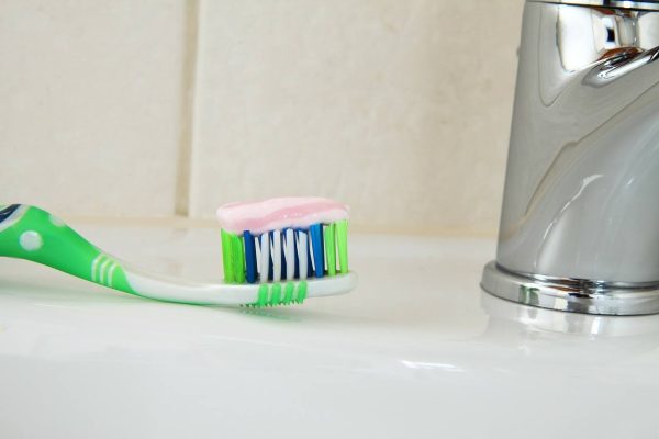 pplications of toothpaste in beauty and home 2