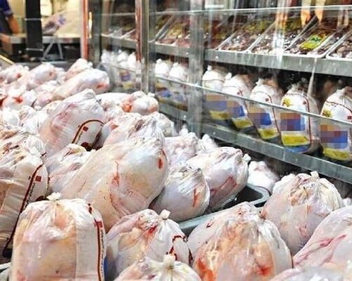 کلیپ خارج کردن مرغ های برگشتی از بسته بندی و منجمد نمودن آنها در استان فارس