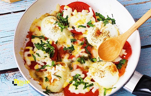 طرز تهیه املت گوجه‌فرنگی با تخم‌مرغ آب پز برای صبحانه، میان‌وعده و شام