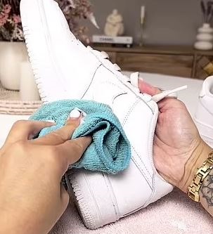 ترفندی عالی برای تمیز کردن کفش های ورزشی سفید رنگ + ویدیو