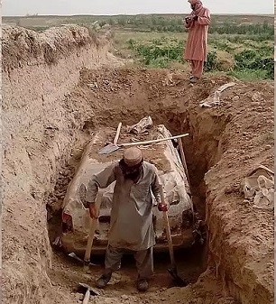خروج ماشین ملاعمر رهبر طالبان بعد از ۲۱ سال از دل خاک +تصاویر