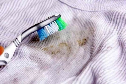 ترفند پاک کردن لکه‌های روغن و چربی از روی لباس