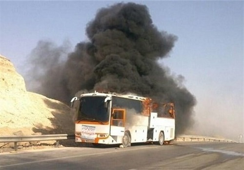 آتش سوزی اتوبوس مسافربری در محور شیراز – سعادت شهر+فیلم