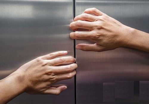 هنگام گیر کردن در آسانسور چه‌کار کنیم؟