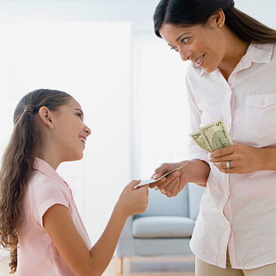 ۱۲ اصل مهم درباره دادن پول توجیبی به کودکان که والدین باید بدانند