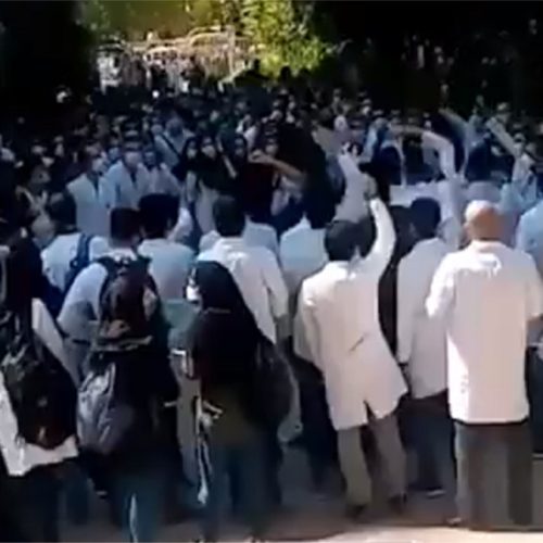 تجمع اعتراضی دانشجویان در دانشگاه علوم پزشکی شیراز