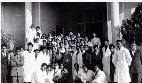  عکس یادگاری دانشجویان دانشکده پزشکی شیراز در سال ۱۳۳۲