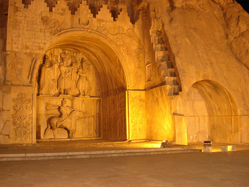 طاق بستان، واقع در شهر کرمانشاه متعلق به دورهٔ ساسانیان
