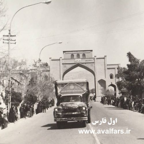 استقبال مردم شیراز از یک کامیون خاص در ۵۶ سال پیش+عکس