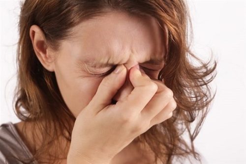 دلایل کیپ شدن بینی | ۲۰ روش درمان کیپ شدن بینی کودکان و بزرگسالان