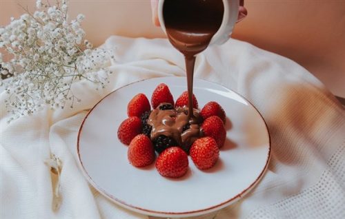 ۲۹ فایده و ضرر مصرف شکلات تلخ برای سلامتی و کاهش وزن