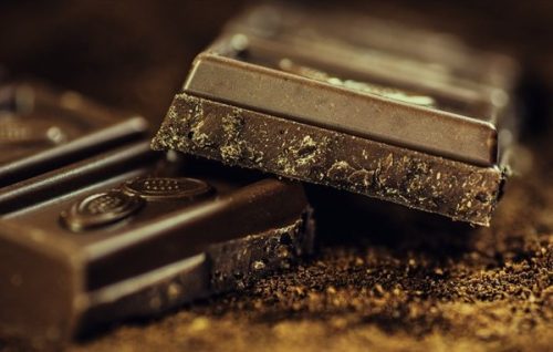۲۹ فایده و ضرر مصرف شکلات تلخ برای سلامتی و کاهش وزن