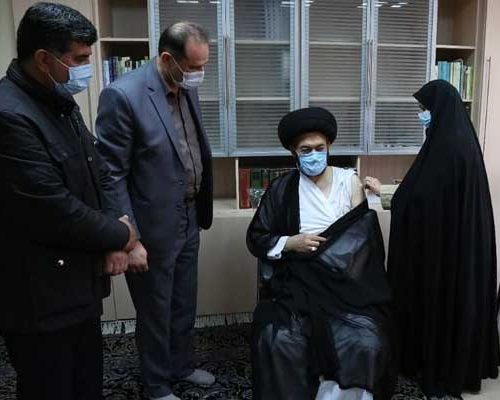 تزریق واکسن به امام جمعه اردبیل توسط یک زن+تصاویر