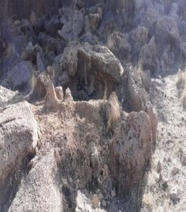 کمپ جویندگان گنج در دامنه کوه بالای ” غمپ تزنگ ” سروستان