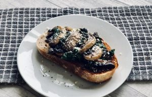 spinach and mushroom on toastساندویچ نان تست با قارچ و اسفناج
