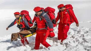 عملیات ویژه آتش نشانان در جستجوی سه کوهپیمای گمشده در کوه های شیراز