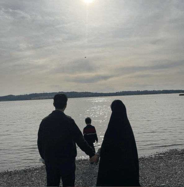 آذری جهرمی و همسرش در کنار دریاچه