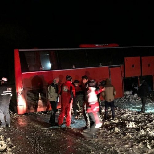 حادثه خونین برخورد اتوبوس با کوه در محور صفاشهر – آباده +تصاویر