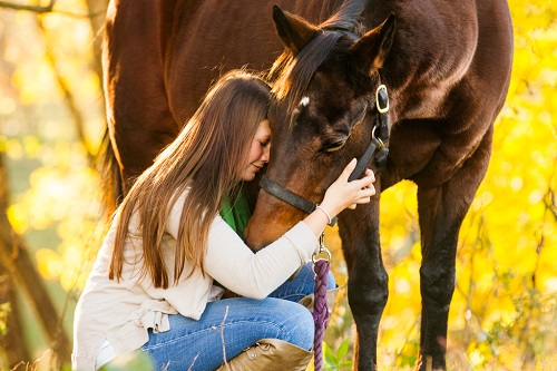 اول فارسTV|واکنش عجیب یک اسب به ناراحتی یک دختر جوان