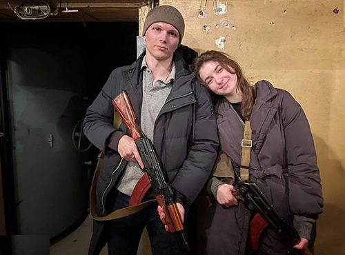 عروس و داماد اوکراینی مستقیم به جنگ روسیه رفتند+عکس