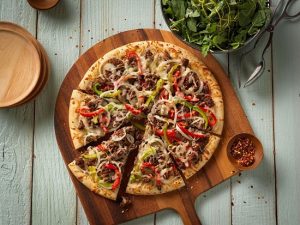 ترکیبات روی پیتزا و نحوه چیدن آن‌ها روی خمیر پیتزا