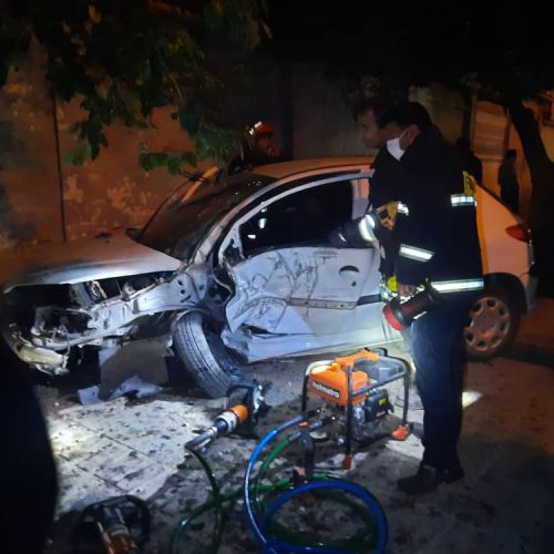 تصادف خونین راننده زن جوان با تیر برق در شیراز