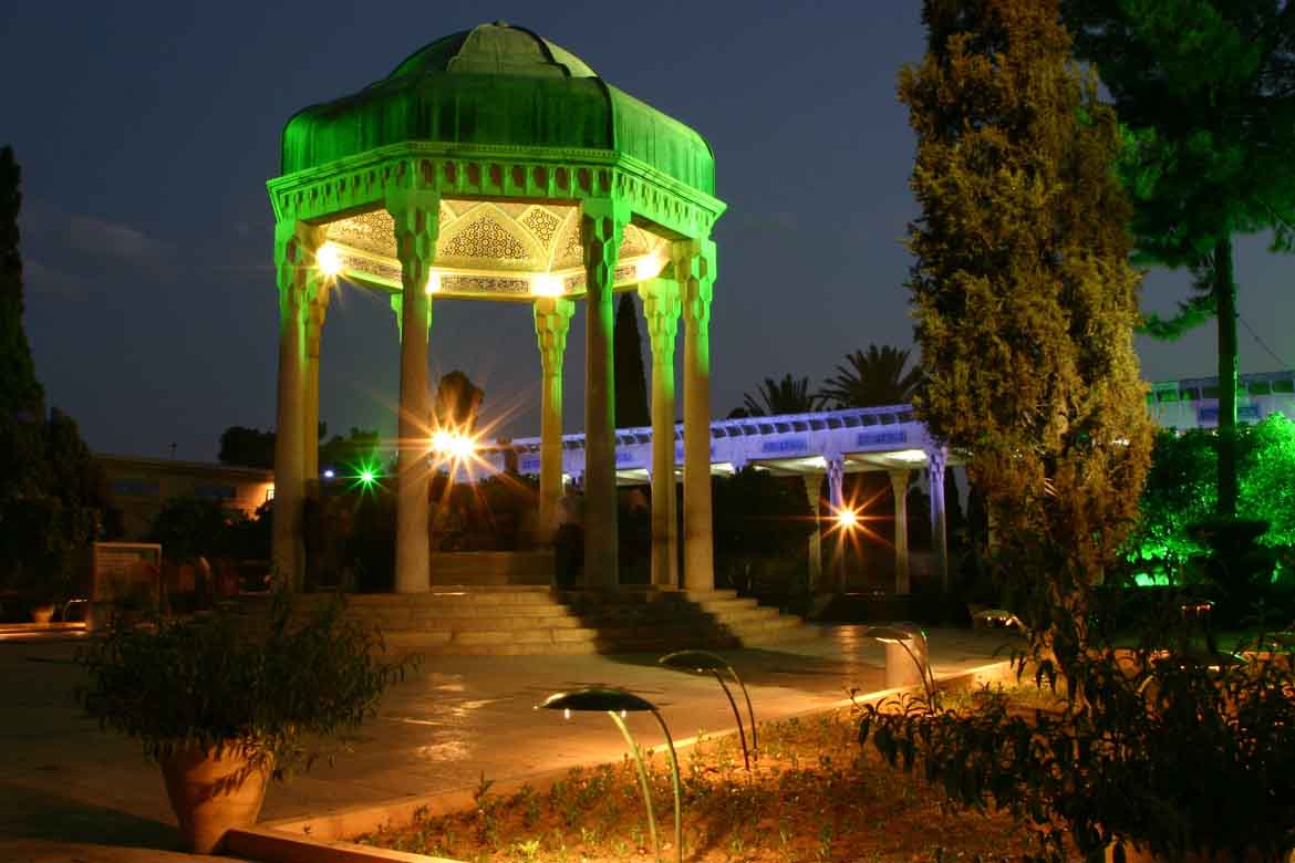 آرامگاه حافظ در شب / تصاویر