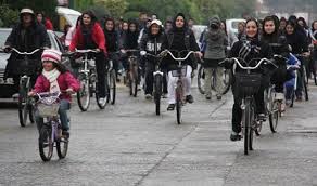 دفاع بیسابقه استاد حوزه از دوچرخه‌سواری زنان