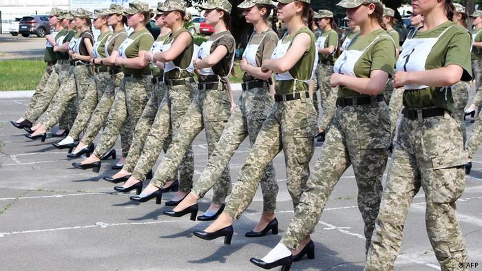 رژه جنجالی زنان سرباز 4