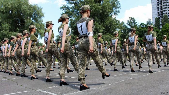 رژه جنجالی زنان سرباز 5