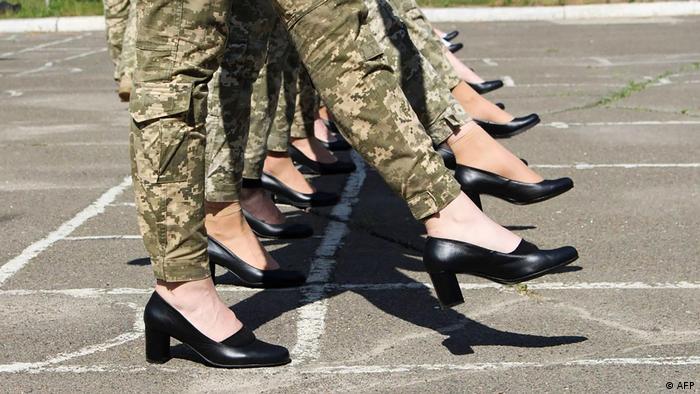 رژه جنجالی زنان سرباز 6