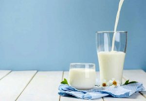 از خوردن شیر با این ۸ خوراکی‌  اجتناب کنید