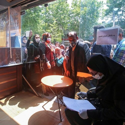 صف‌‌ گرفتن شهروندان برای خرید روغن و دریافت کد بورسی در شیراز