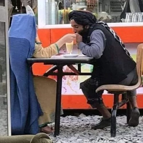 رفتار عاشقانه یکی از طالبان در کابل ! +عکس