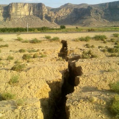 گستردگی عجیب شکاف‌های زمین در ایج استهبان استان فارس