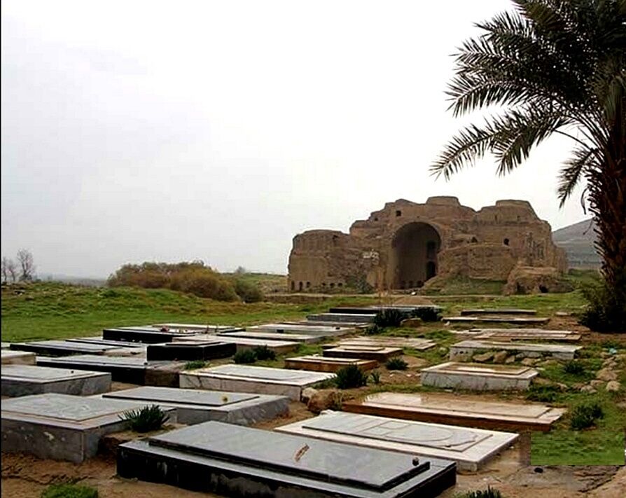 قبرستان در حریم کاخ ساسانی