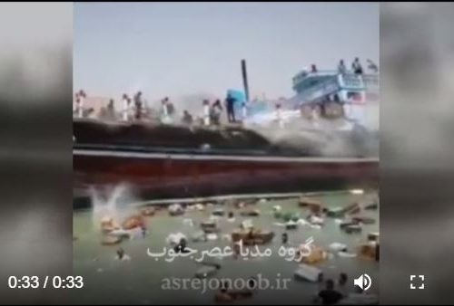 فیلم|تلاش مردم برای تخلیه بار یک لنج در حال سوختن در گناوه