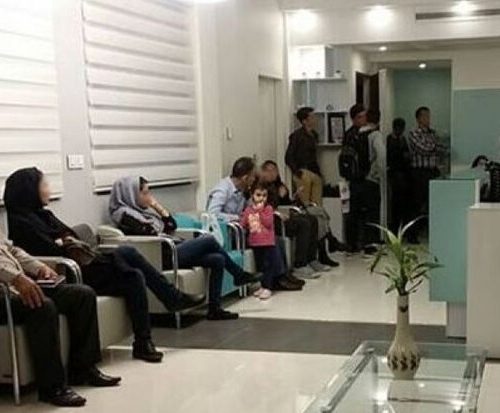 دورهمی اجباری و چند ساعته بیماران در برخی مطب پزشکان شیراز