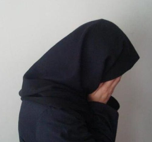 دختر ۱۸ ساله شیرازی کلاه مرد مانتوفروش را برداشت